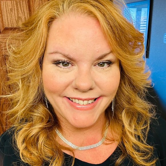 Meet your Posher, Kristen - Picture 1 of 2